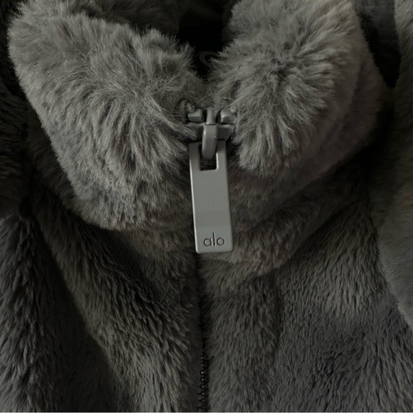 ALO YOGA FAUX FUR FOXY JACKET in FOG SZ S - Picture 5 of 11